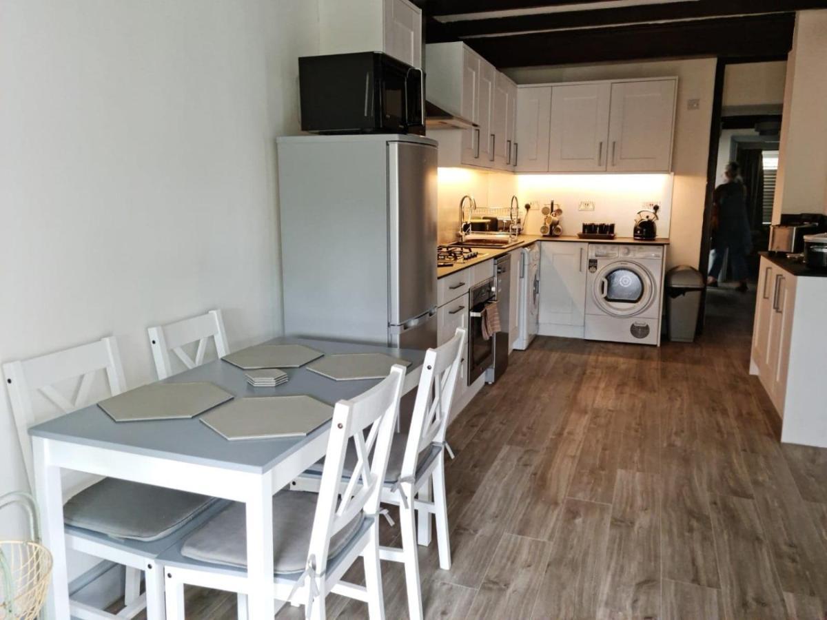 A Bright And Spacious Gem Staines-upon-Thames Luaran gambar