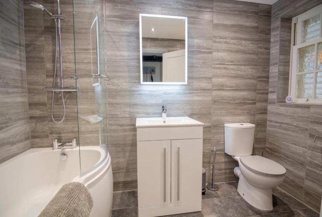 A Bright And Spacious Gem Staines-upon-Thames Luaran gambar