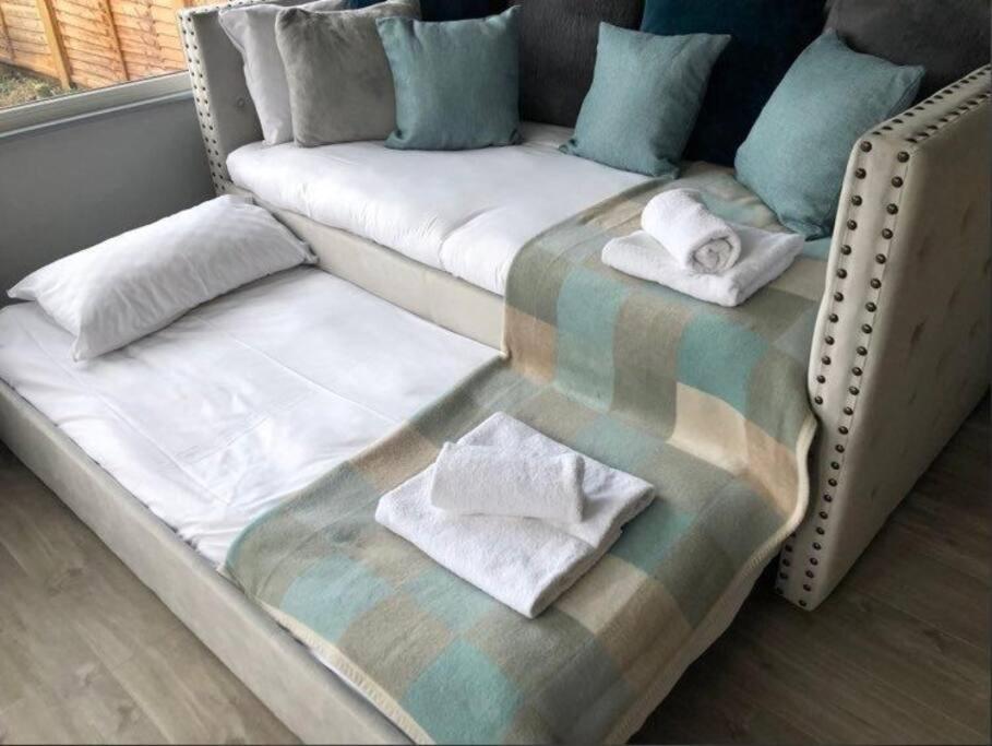 A Bright And Spacious Gem Staines-upon-Thames Luaran gambar