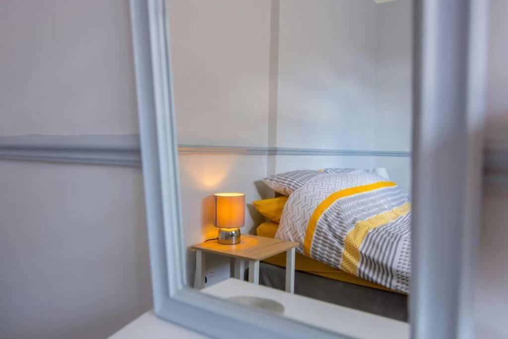 A Bright And Spacious Gem Staines-upon-Thames Luaran gambar