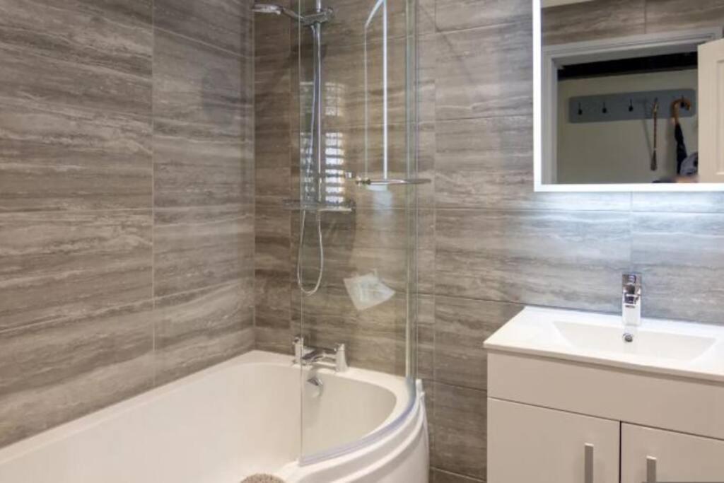 A Bright And Spacious Gem Staines-upon-Thames Luaran gambar