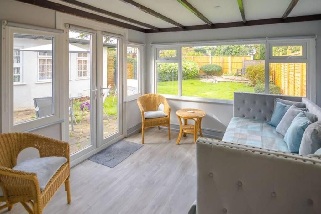 A Bright And Spacious Gem Staines-upon-Thames Luaran gambar