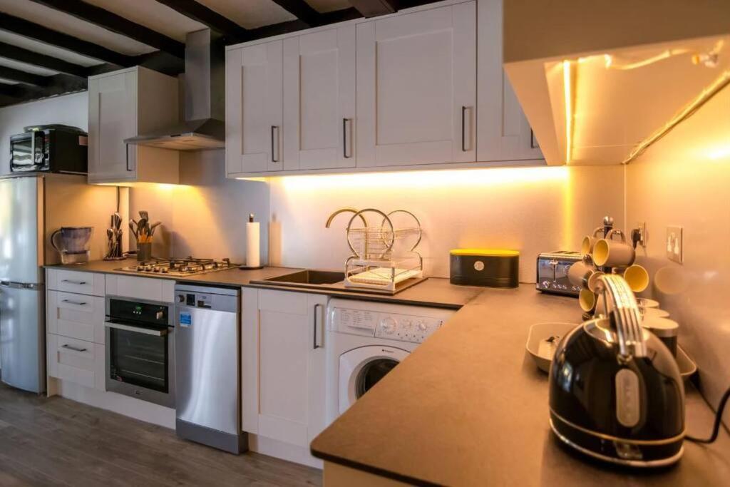 A Bright And Spacious Gem Staines-upon-Thames Luaran gambar