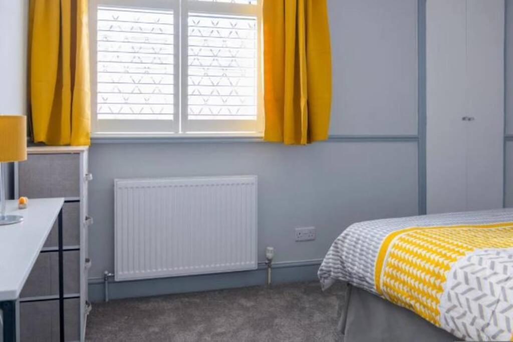 A Bright And Spacious Gem Staines-upon-Thames Luaran gambar