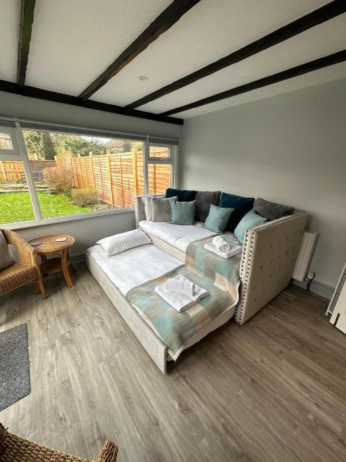 A Bright And Spacious Gem Staines-upon-Thames Luaran gambar
